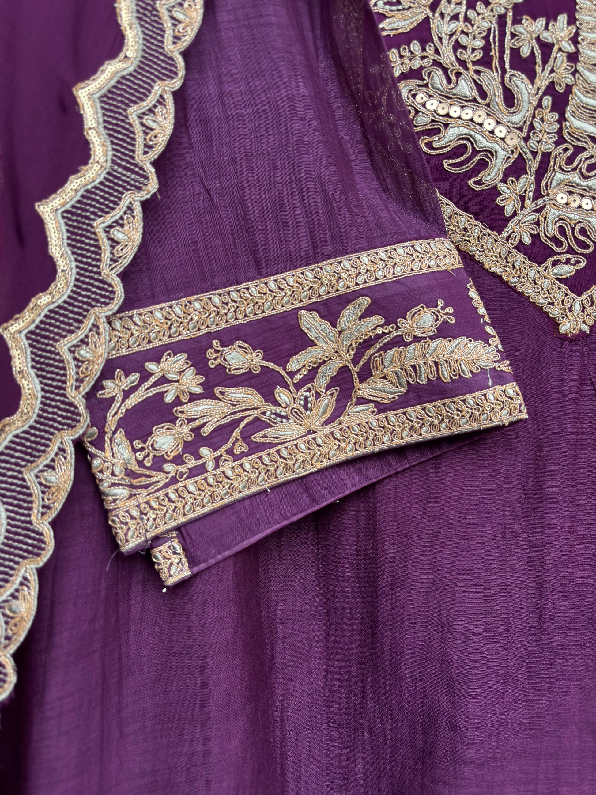 Mulmul Chanderi with Organza dupatta with Zari Embroidery Suit