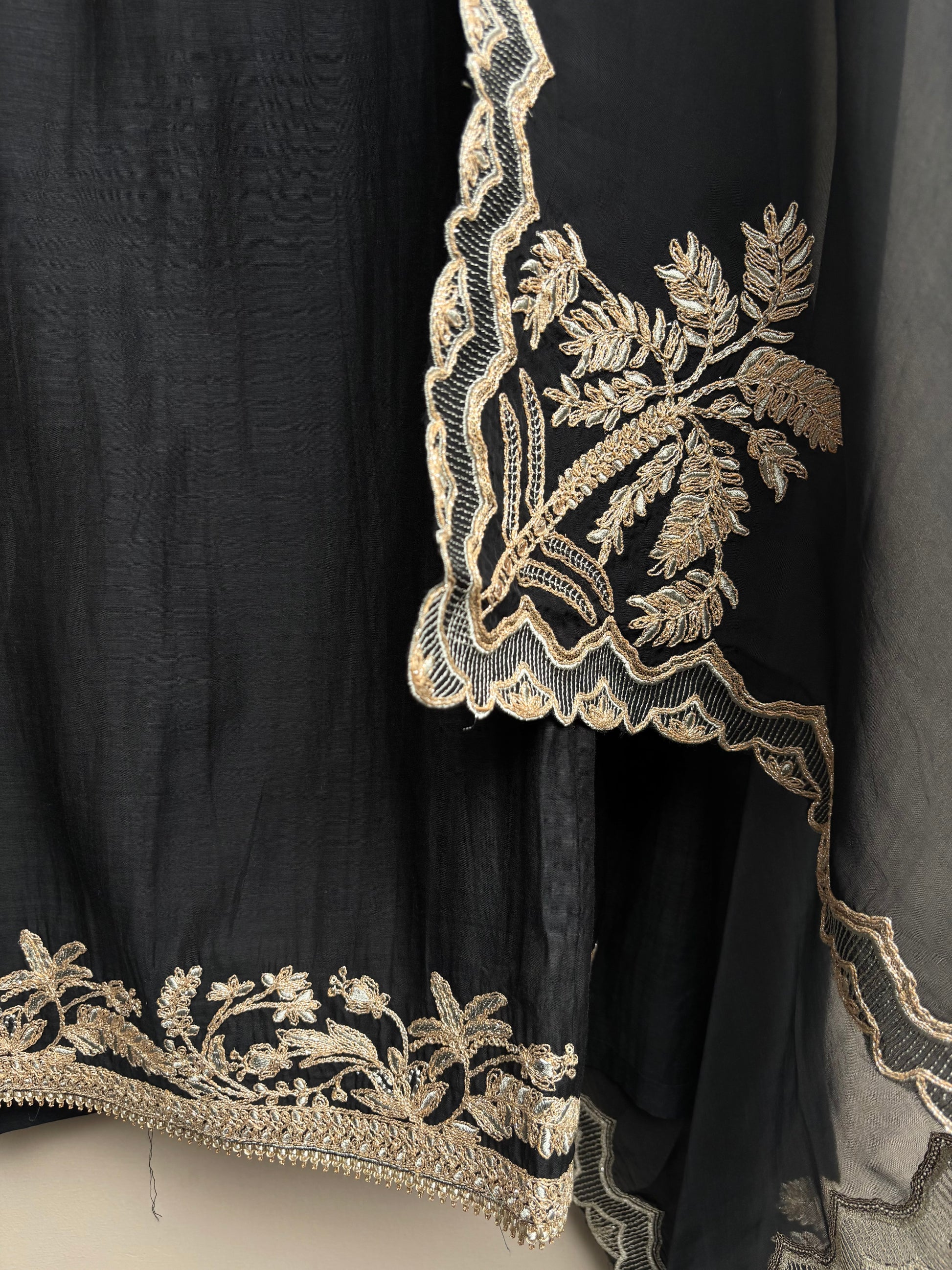 Mulmul Chanderi with Organza dupatta with Zari Embroidery Suit