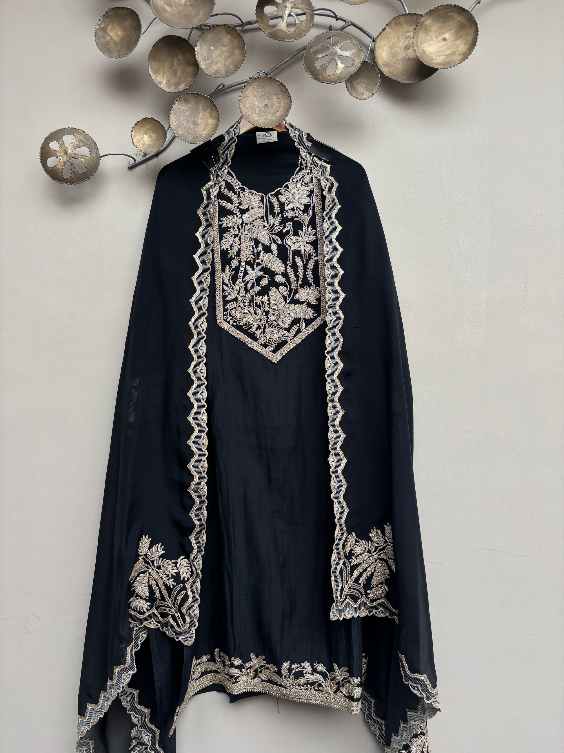 Mulmul Chanderi with Organza dupatta with Zari Embroidery Suit