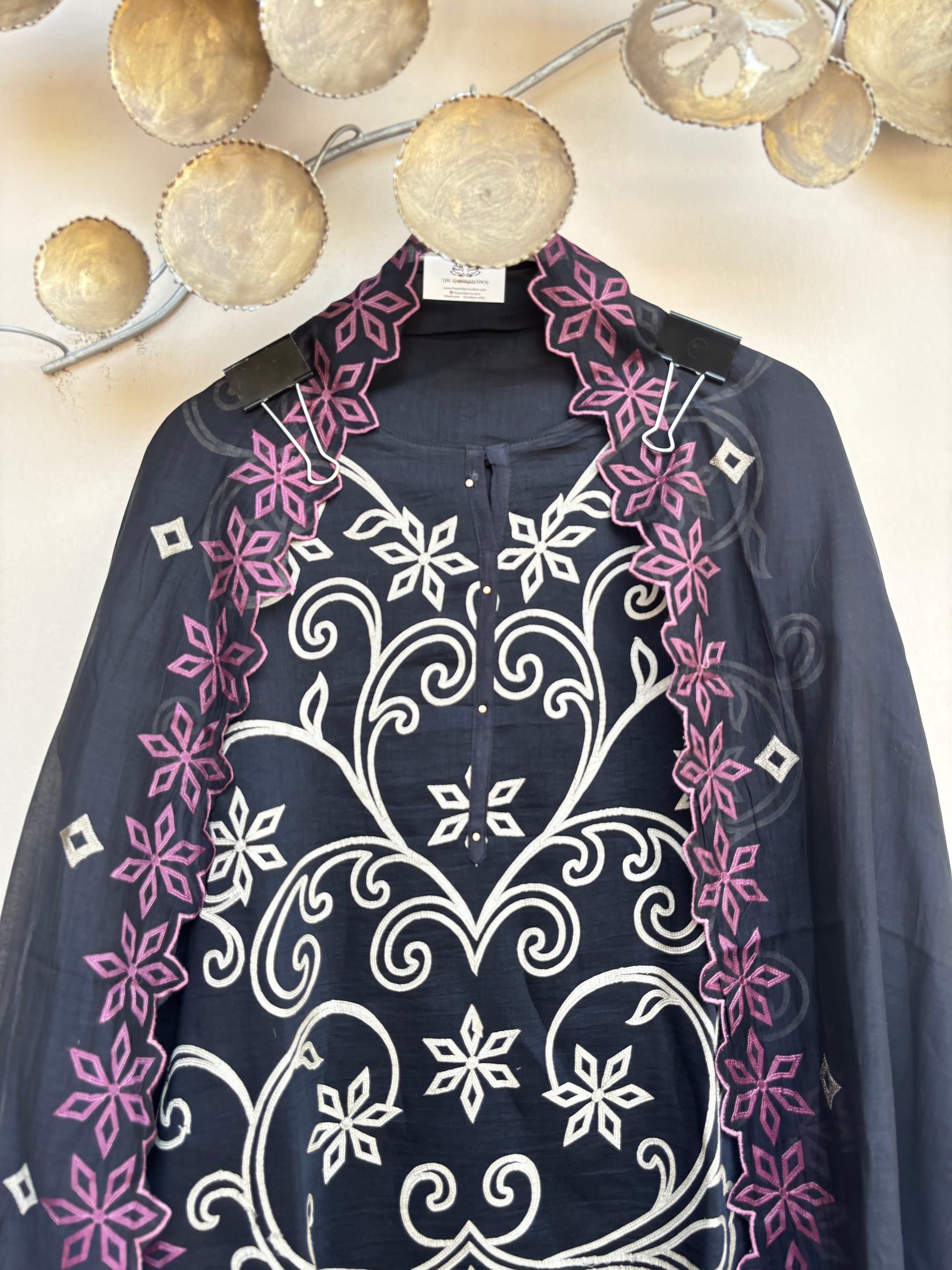 Applique Aura Unstitched Suit